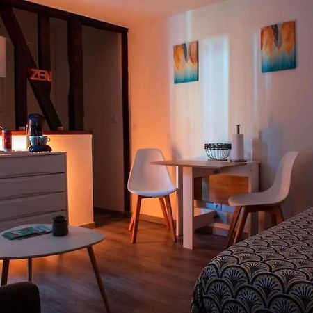 Studio Charmant Confortable Tv Centre Ville Louviers Bagian luar foto