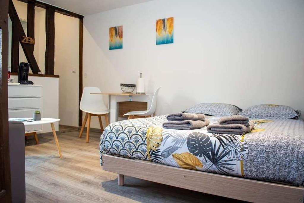 Studio Charmant Confortable Tv Centre Ville Louviers Bagian luar foto