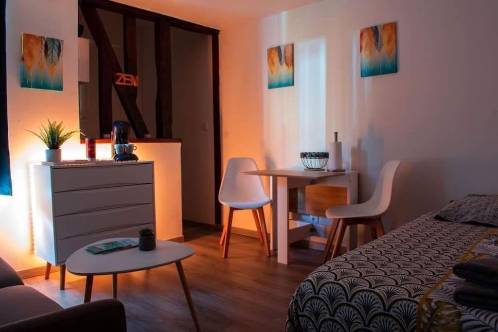 Studio Charmant Confortable Tv Centre Ville Louviers Bagian luar foto