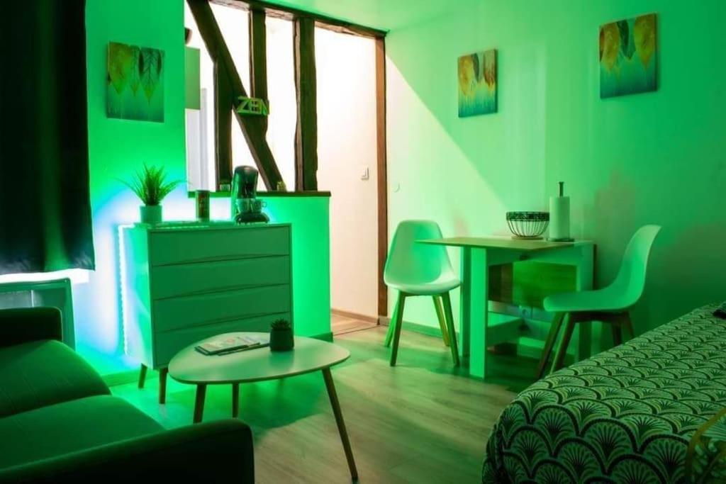 Studio Charmant Confortable Tv Centre Ville Louviers Bagian luar foto