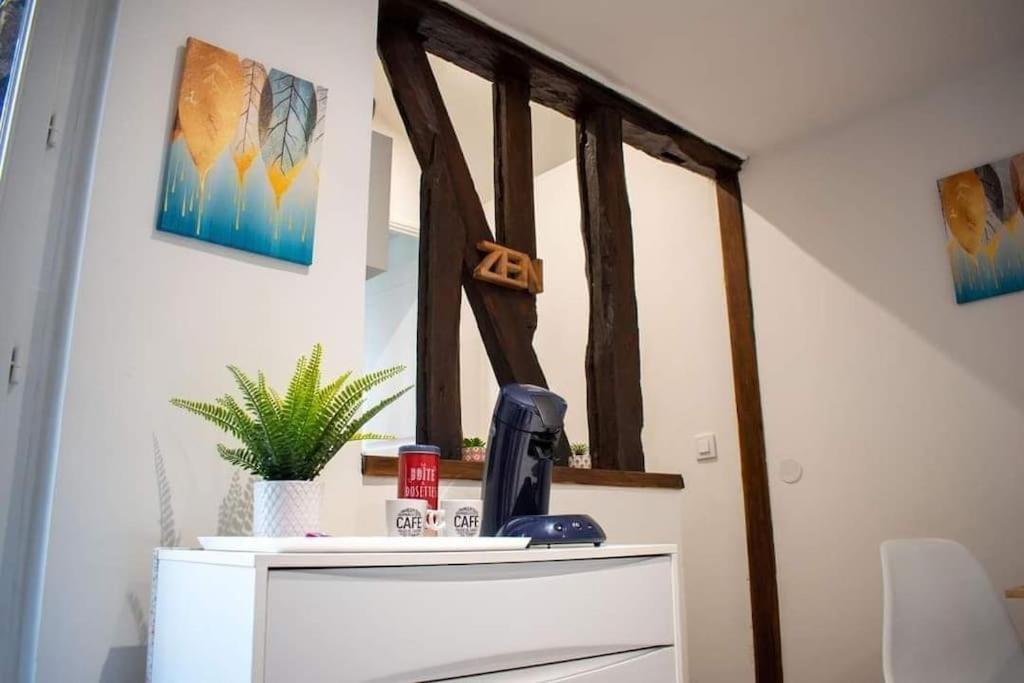 Studio Charmant Confortable Tv Centre Ville Louviers Bagian luar foto