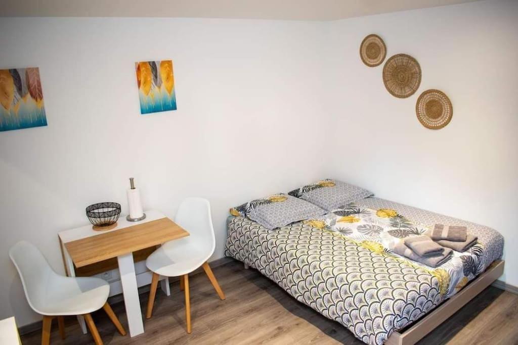 Studio Charmant Confortable Tv Centre Ville Louviers Bagian luar foto