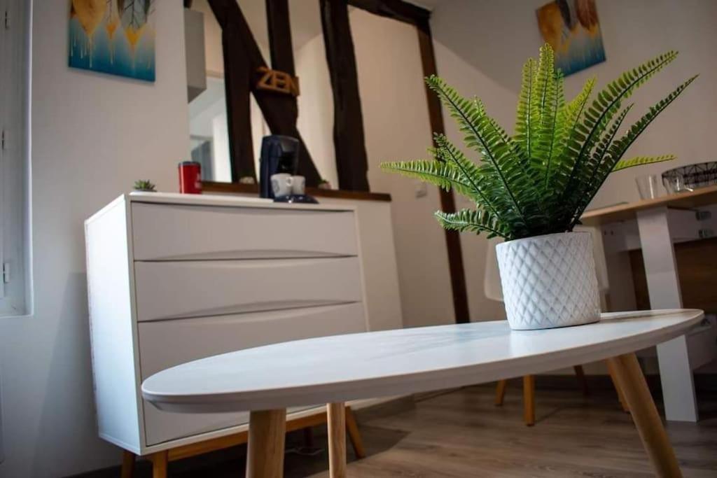 Studio Charmant Confortable Tv Centre Ville Louviers Bagian luar foto