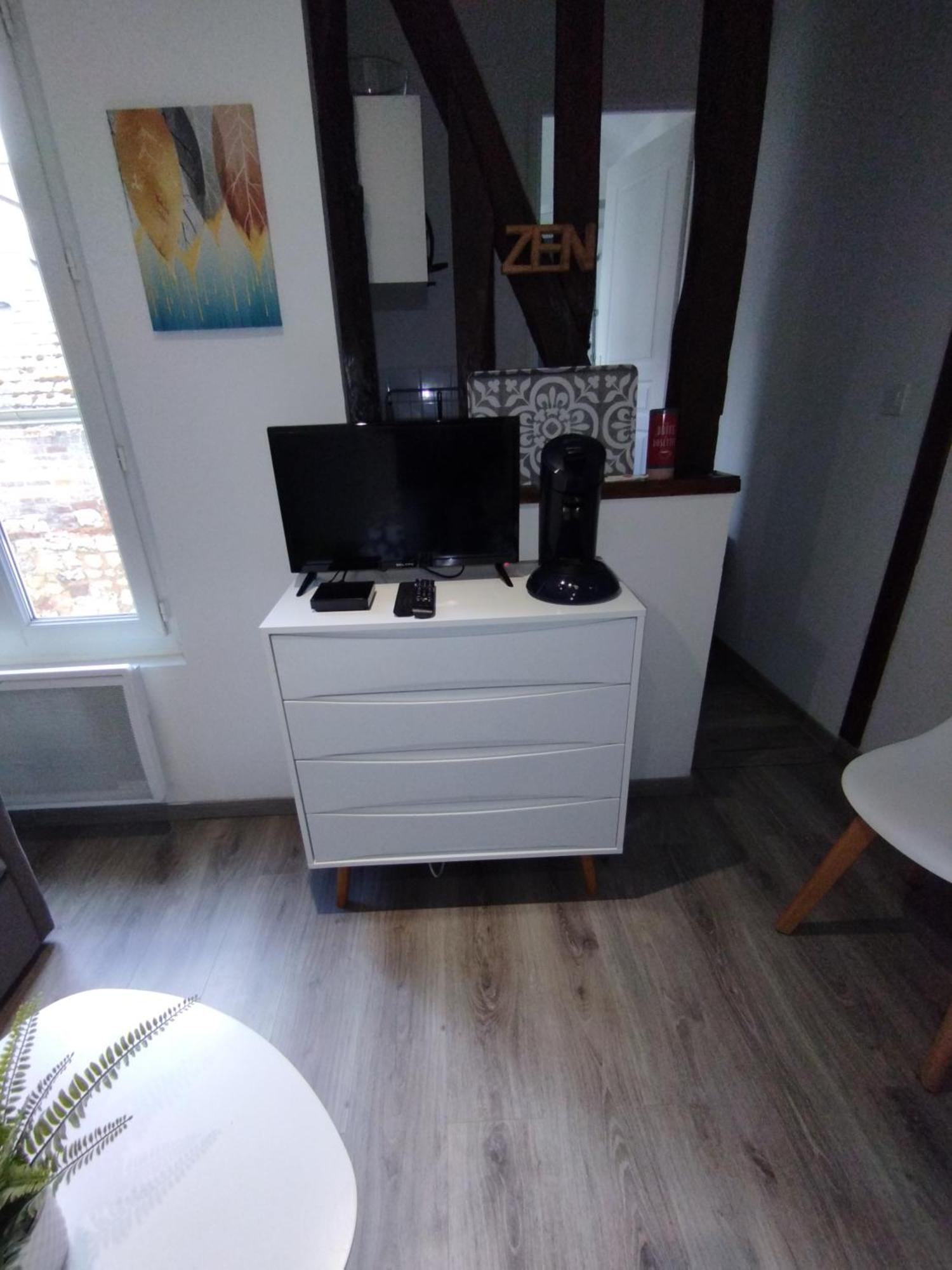 Studio Charmant Confortable Tv Centre Ville Louviers Bagian luar foto