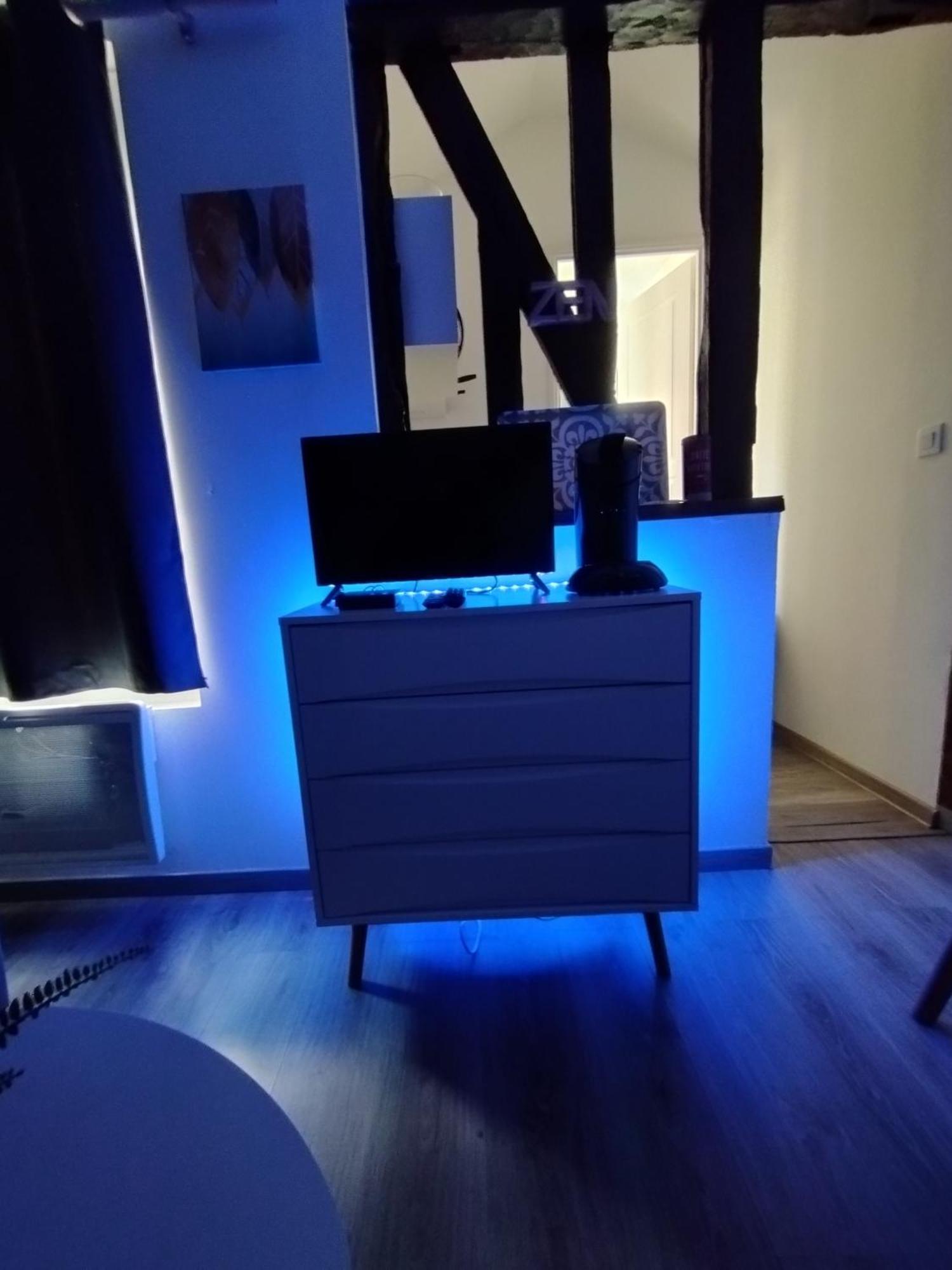 Studio Charmant Confortable Tv Centre Ville Louviers Bagian luar foto